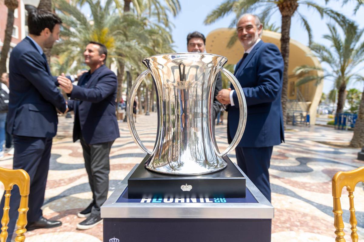 Exposición de la Copa del Rey de balonmano en el paseo de La Explanada de Alicante.