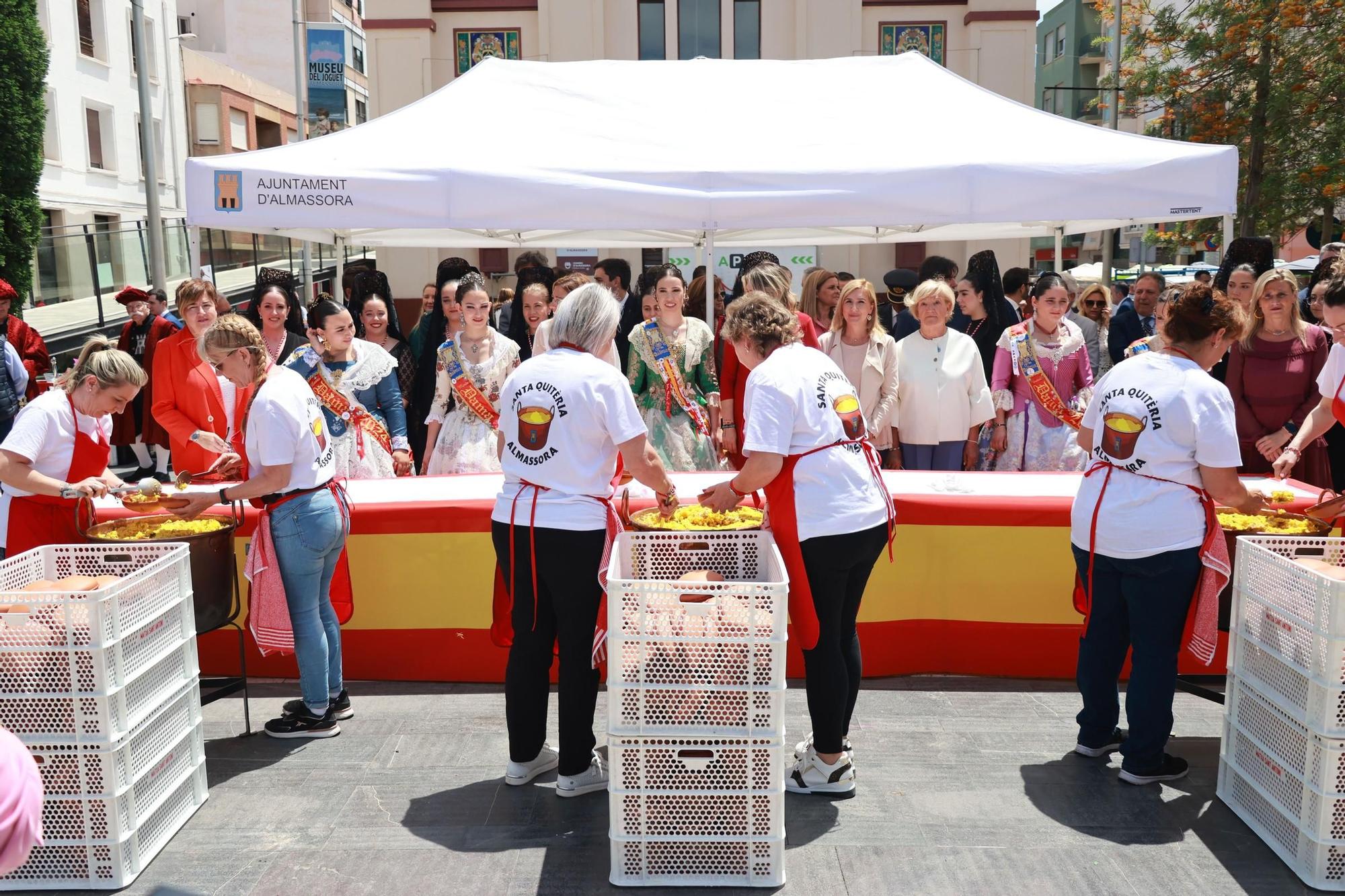 Galería del reparto de arroz de les 'calderes' en el día grande de las fiestas de Almassora