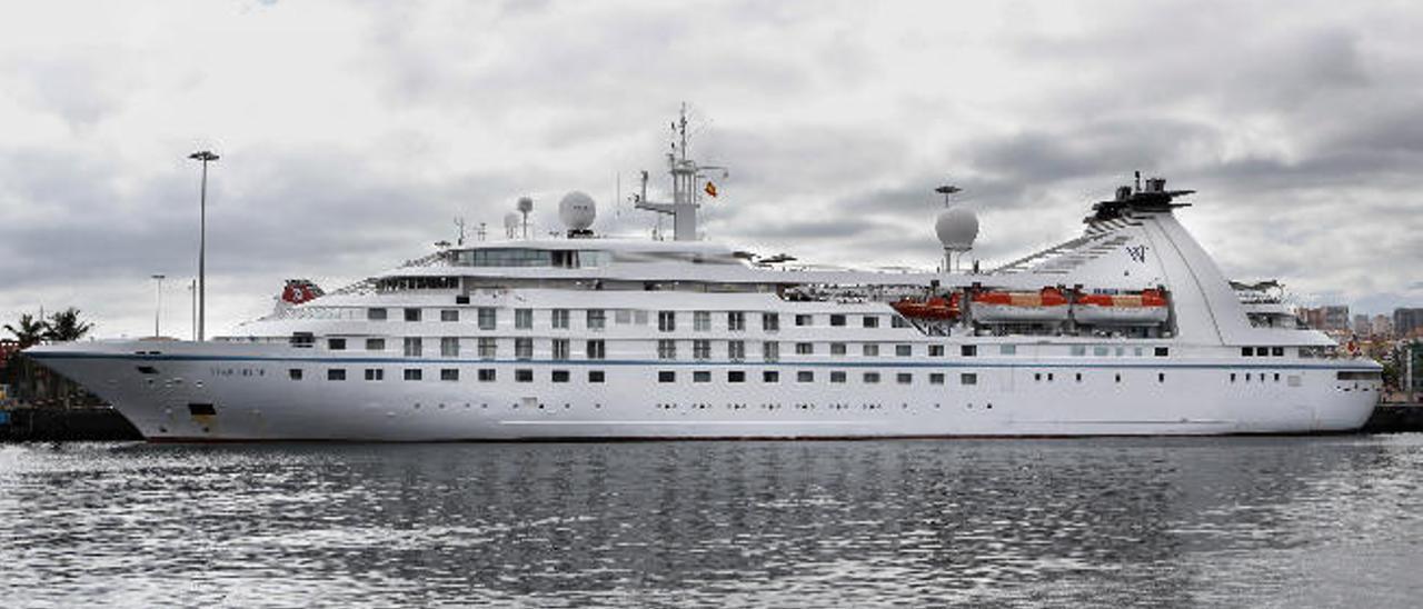 El crucero Star Pride, de la naviera Windstar Cruises, se estrena en el puerto de La Luz.