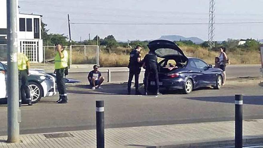 Los guardias examinan el coche tras interceptarlo.