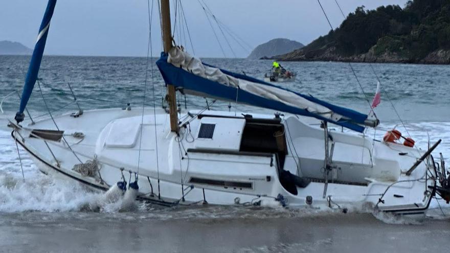Salvamento Marítimo acude a remolcar un velero varado en la playa de Barra, en Cangas
