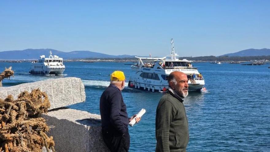 Ritmo frenético y miles de turistas en un solo día en los catamaranes de O Grove