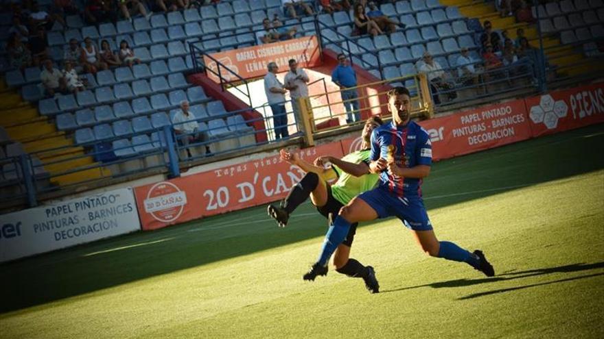 El Extremadura doblega al Recreativo por 3-2 con un inspirado Kike Márquez