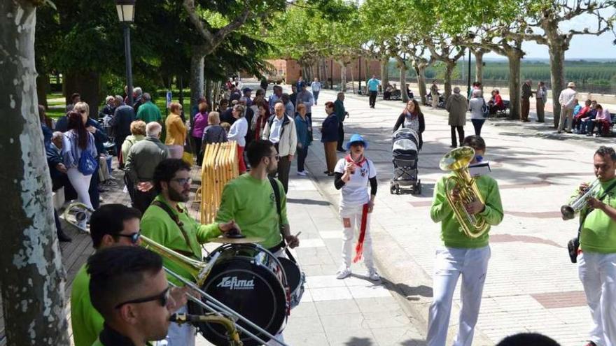 La charanga &quot;Jarra y pedal&quot; amenizó el baile vermut de los mayores en los paseos de La Mota.