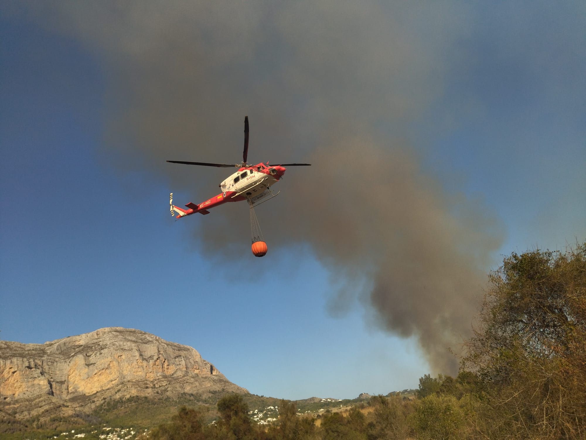 Las imágenes del virulento incendio de Xàbia