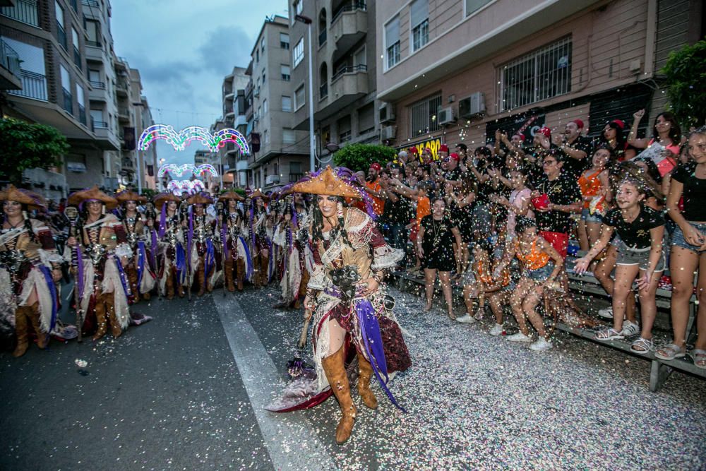 El espectáculo recrea la conquista de la isla de Tortuga con un boato de casi 400 personas, animadas danzas y guiños a la historia