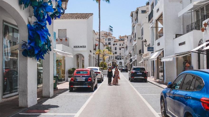 Uno de los viales de Puerto Banús que alberga locales de firmas exclusivas de moda.