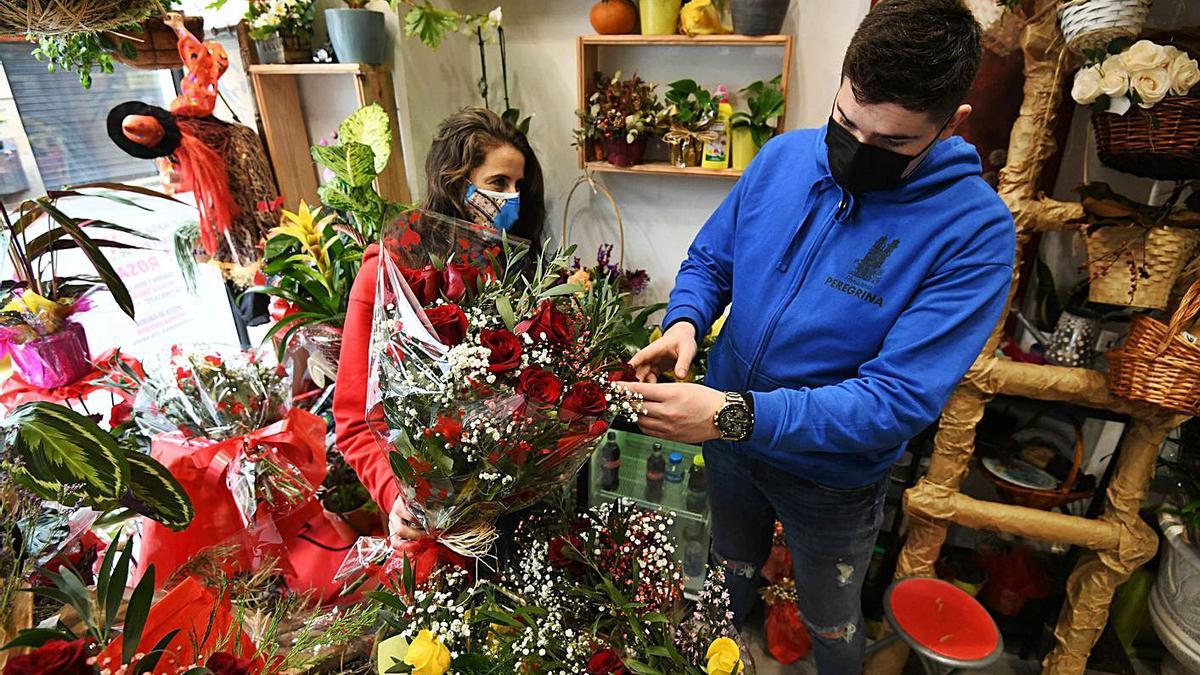 Flores, velas, joyas... para un San Valentín en casa. El 14 de febrero es una buena oportunidad de negocio para el comercio local, que ha reforzado sensiblemente los servicios a domicilio en el Día de los Enamorados más casero que se recuerda. La propuesta infalible y también la más solicitada, aseguran los floristas, son las rosas rojas. En paralelo, este año han crecido exponencialmente los encargos on line y las entregas para sorprender con botellas de vino, perfumes o cajas con propuestas personalizadas de ropa y complementos, entre otros de los regalos de éxito para este San Valentín en casa. | GUSTAVO SANTOS