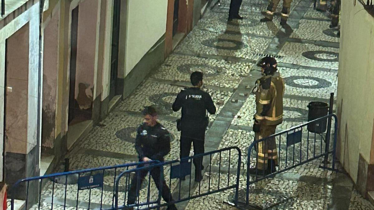 Bomberos y policías en Moreno Zancudo esta madrugada.