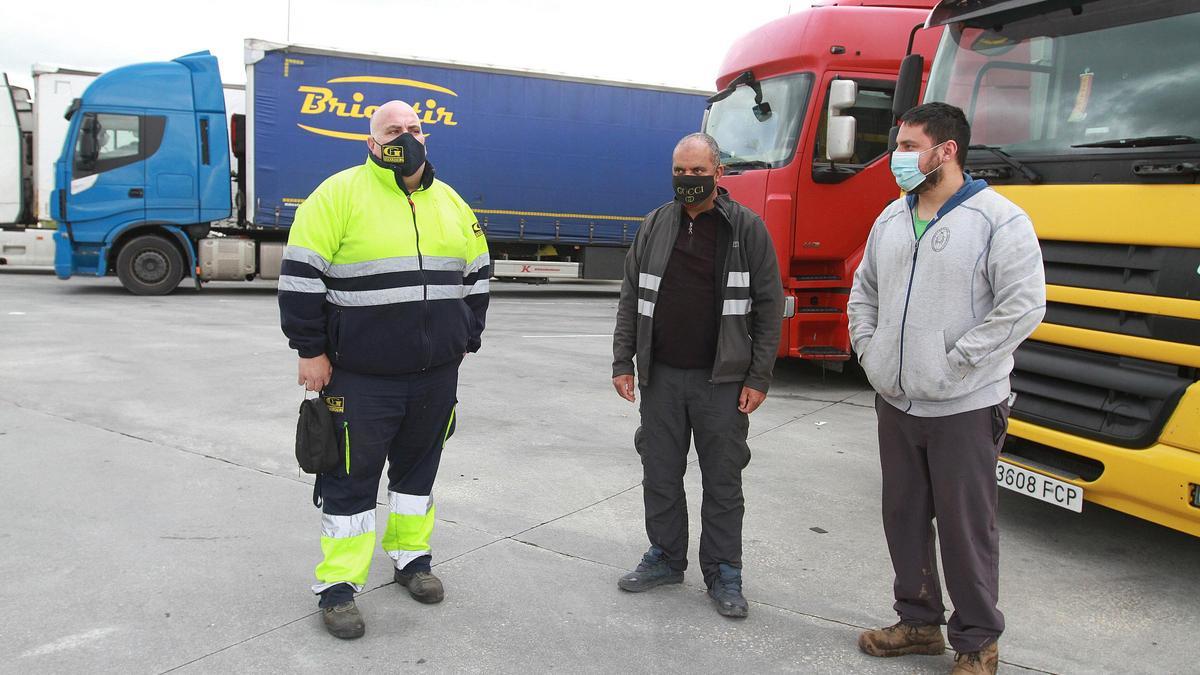 Santiago, Mohamed y Alfonso, camioneros los tres. // IÑAKI OSORIO