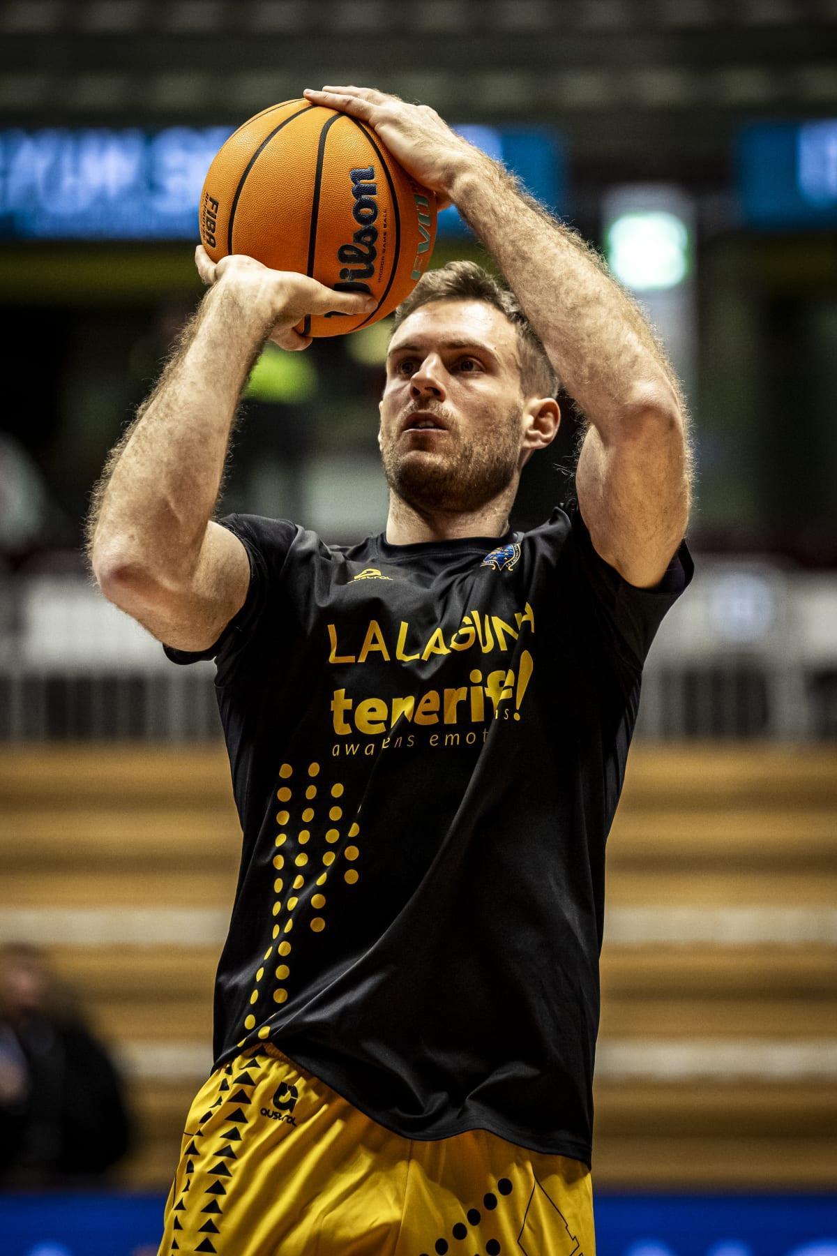 Tim Abromaitis, en el calentamiento del partido ante el Trieste.