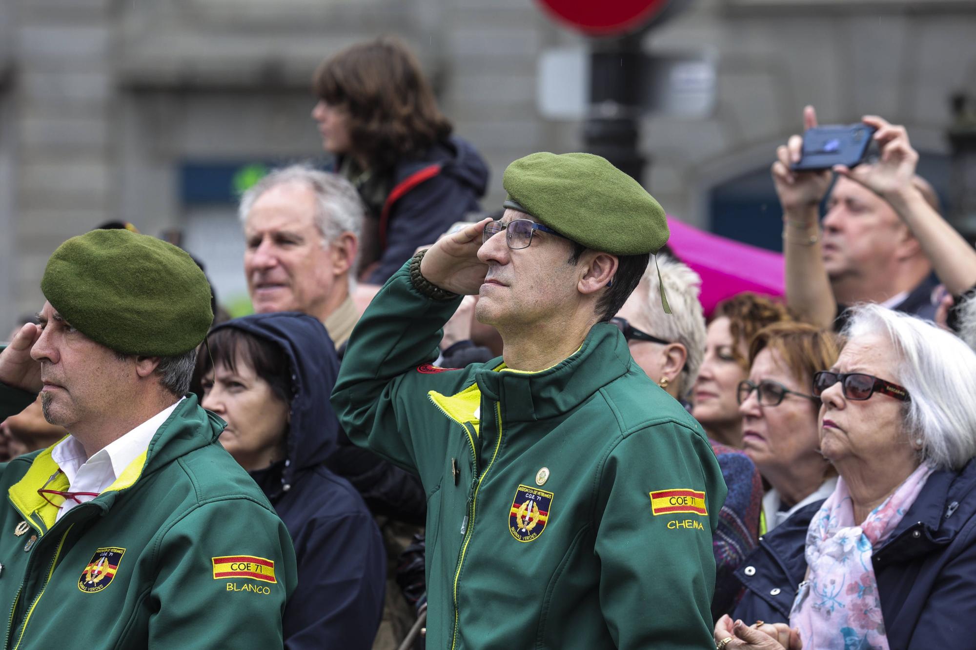 El izado de la bandera y la exposición del Bombé abren los actos del Día de las Fuerzas Armadas en Oviedo.