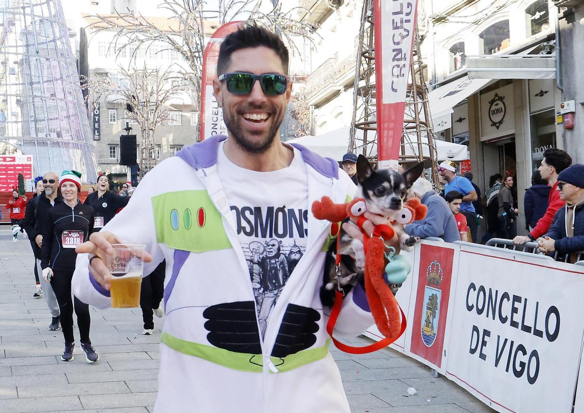 Loca carrera de Navidad: la San Silvestre colorea Vigo