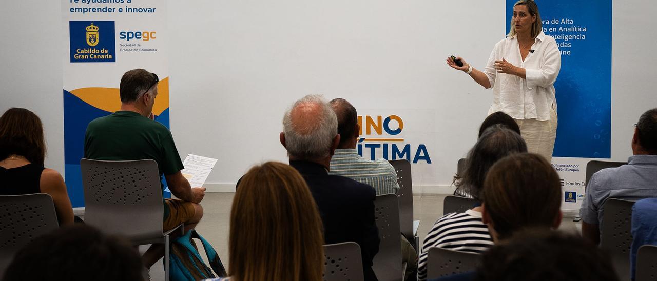 Nuria Ávalos Villamor, directora general de IndesIA, durante su intervención en el Centro de Innovación Marino-Marítimo.