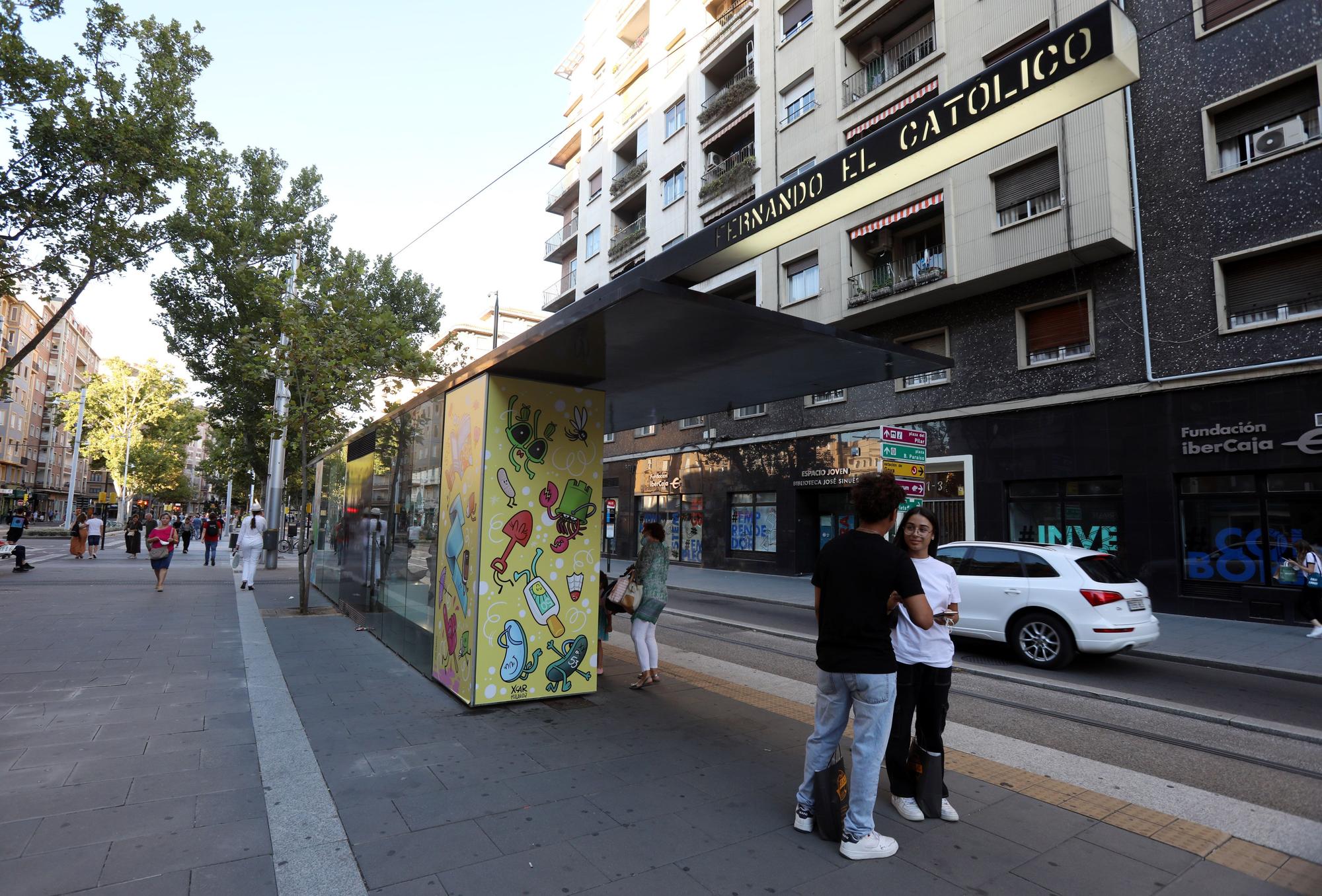 Intervenciones artísticas en las paradas del tranvía con motivo del Festival Asalto