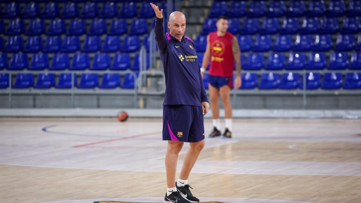 Joan Peñarroya dirige un entrenamiento del Barça