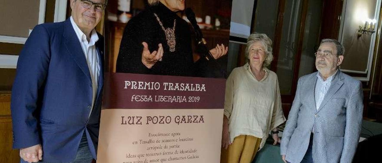 Vázquez Monxardín, María Victoria Carballo Calero y Juan Saco, con el cartel del Premio Trasalba. // B.L.