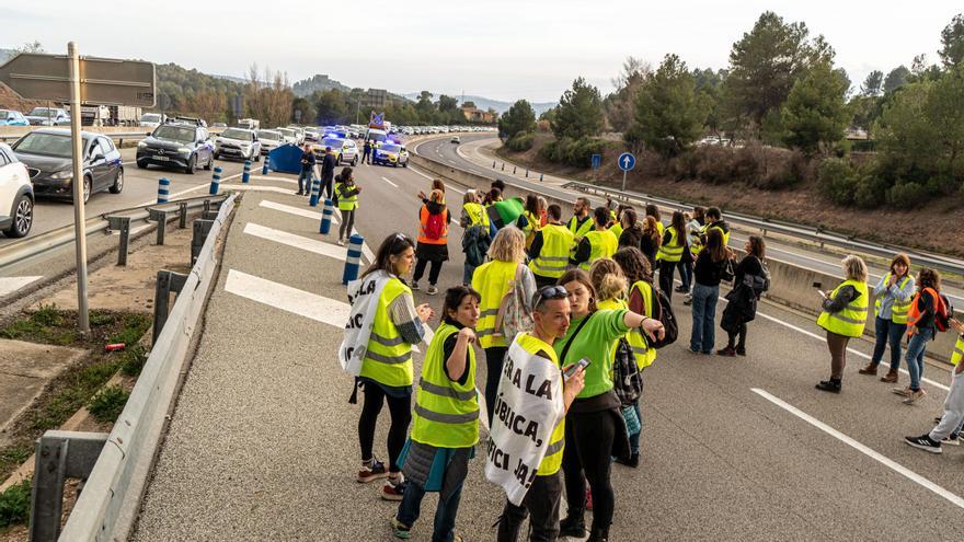 Les famílies que reclamen l’edifici de l’institut a Navàs preparen noves accions malgrat la incertesa política