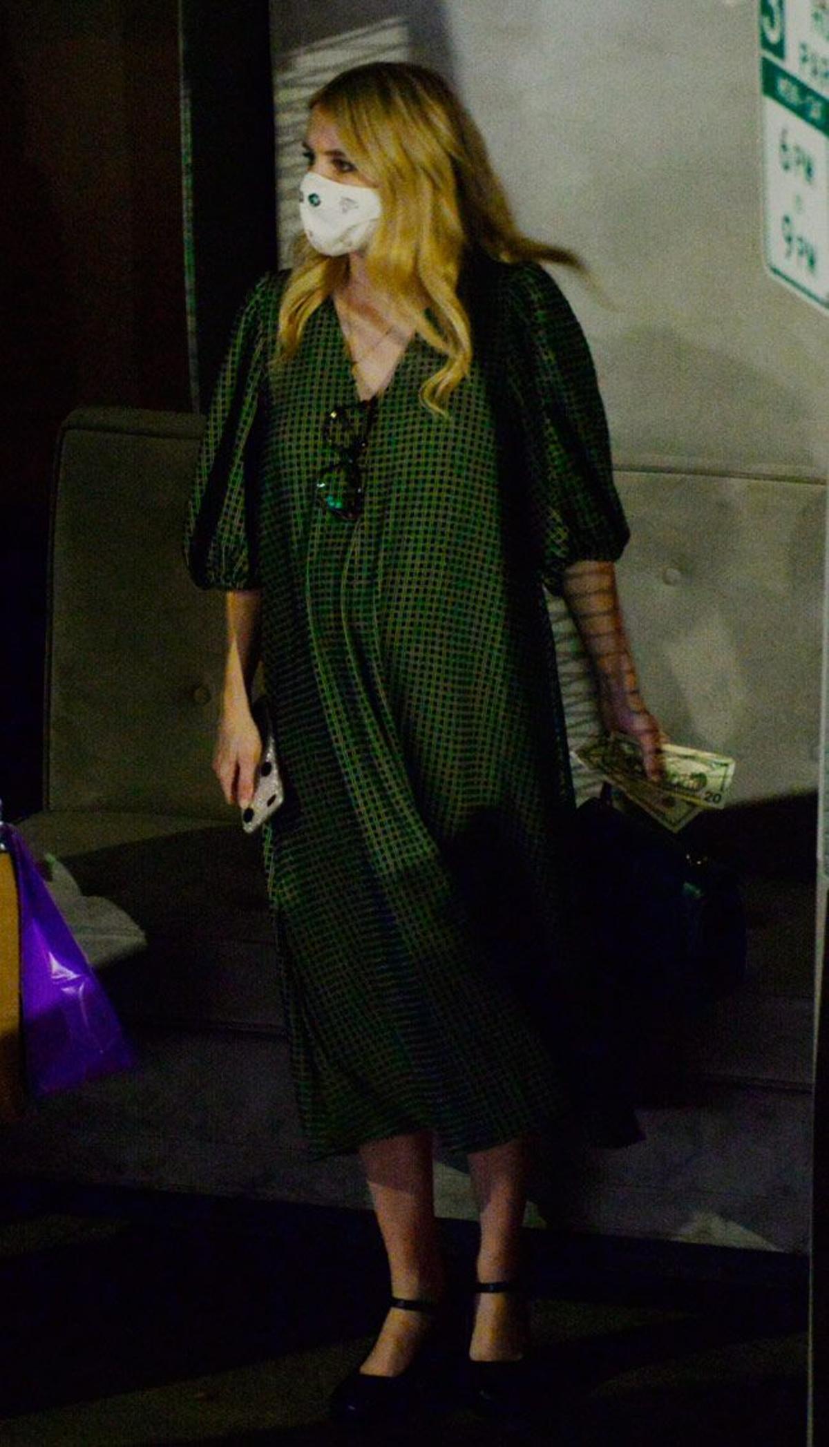 Emma Roberts presume de tripita de embarazada con un vestido midi y merceditas de tacón