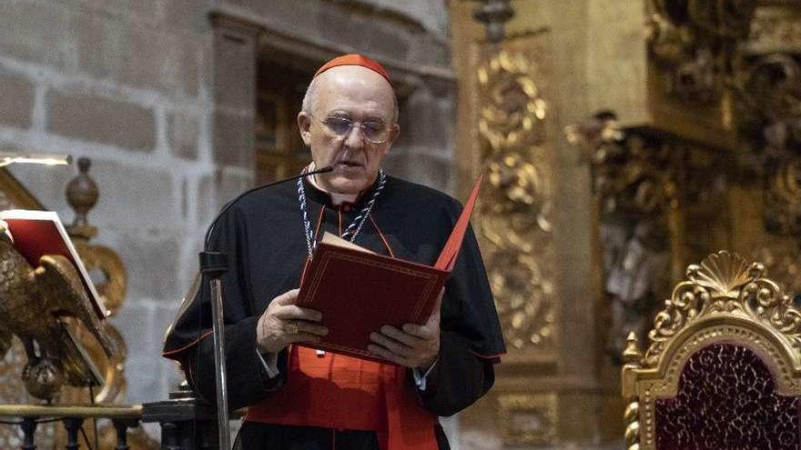 El cardenal y arzobispo de Madrid, Carlos Osoro, en la iglesia conventual de Celanova. // Enzo Sarmiento