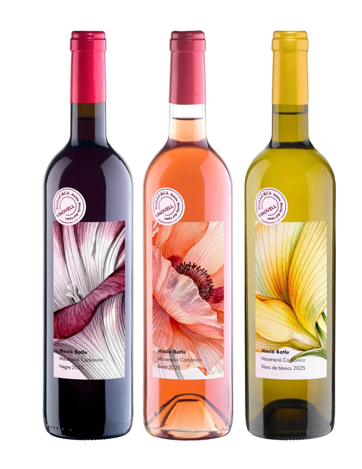 Las tres botellas del 'vinovell' 2025 de Macià batle con etiqueta de Jaume Vilardell.