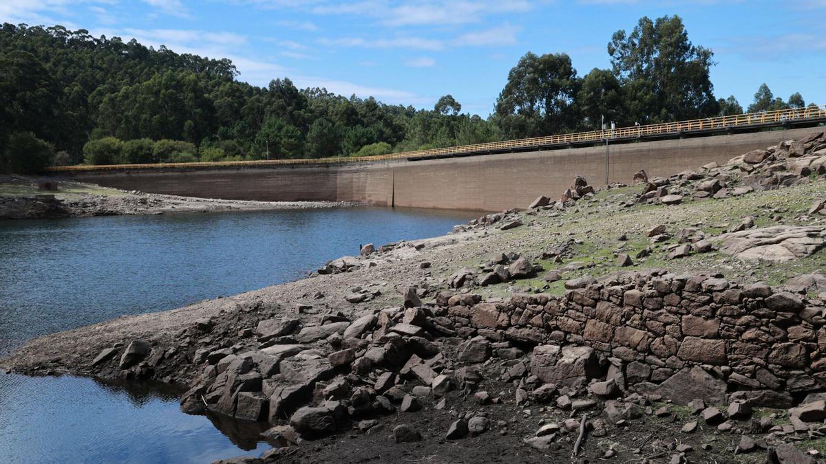 El embalse de Baíña, ayer, tras caer a menos de la mitad de su capacidad.