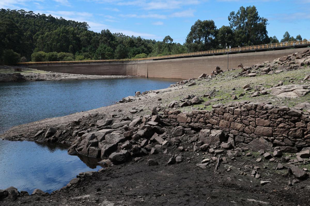 El embalse de Baíña, ayer, tras caer a menos de la mitad de su capacidad.
