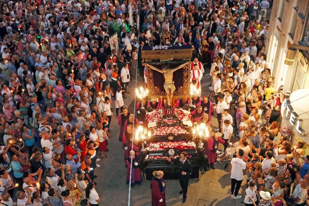 Miles de fieles acompañan a la imagen del nazareno en la tradicional procesión por el centro de la ciudad con principio y final en la Colegiata.