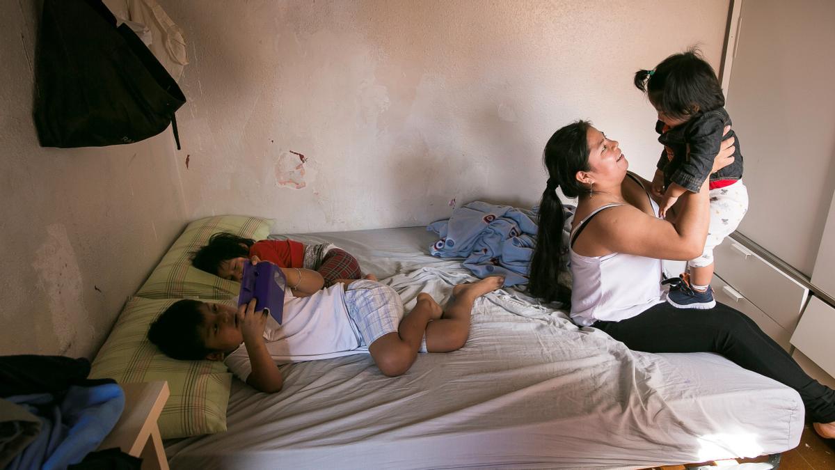Una mujer y sus hijos, en un piso ocupado de L’Hospitalet de Llobregat.