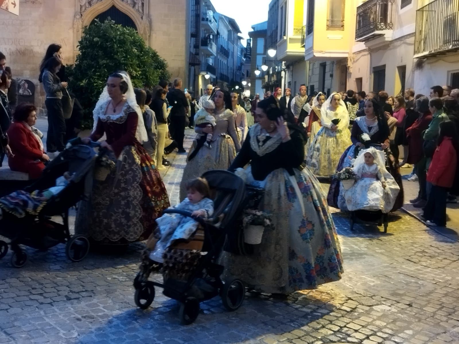 Más de 2.000 falleros y falleras participan en la Ofrenda de Xàtiva a la Mare de Déu de la Seu