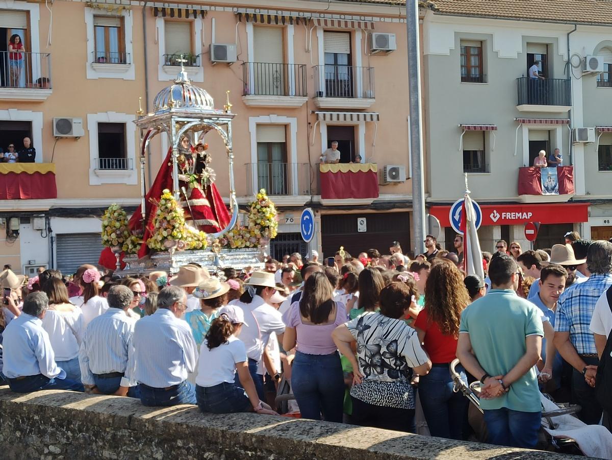 Numerosos fieles presenciaron la procesión de la Virgen de Araceli.