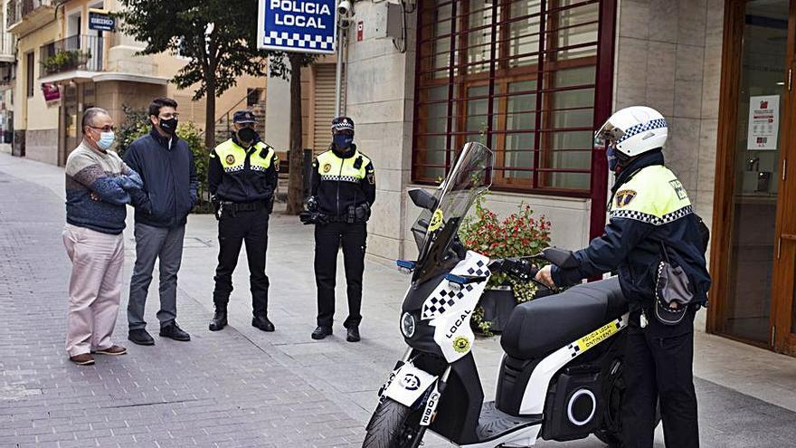 Un agente con la moto eléctrica, junto a Rodríguez y Gandia | PERALES IBORRA