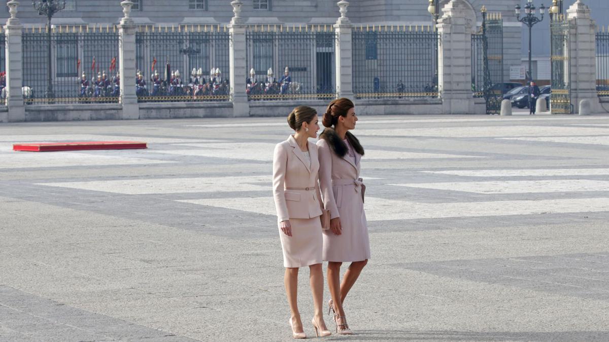 Letizia Ortiz vs Juliana Awada, el duelo de estilo más reñido