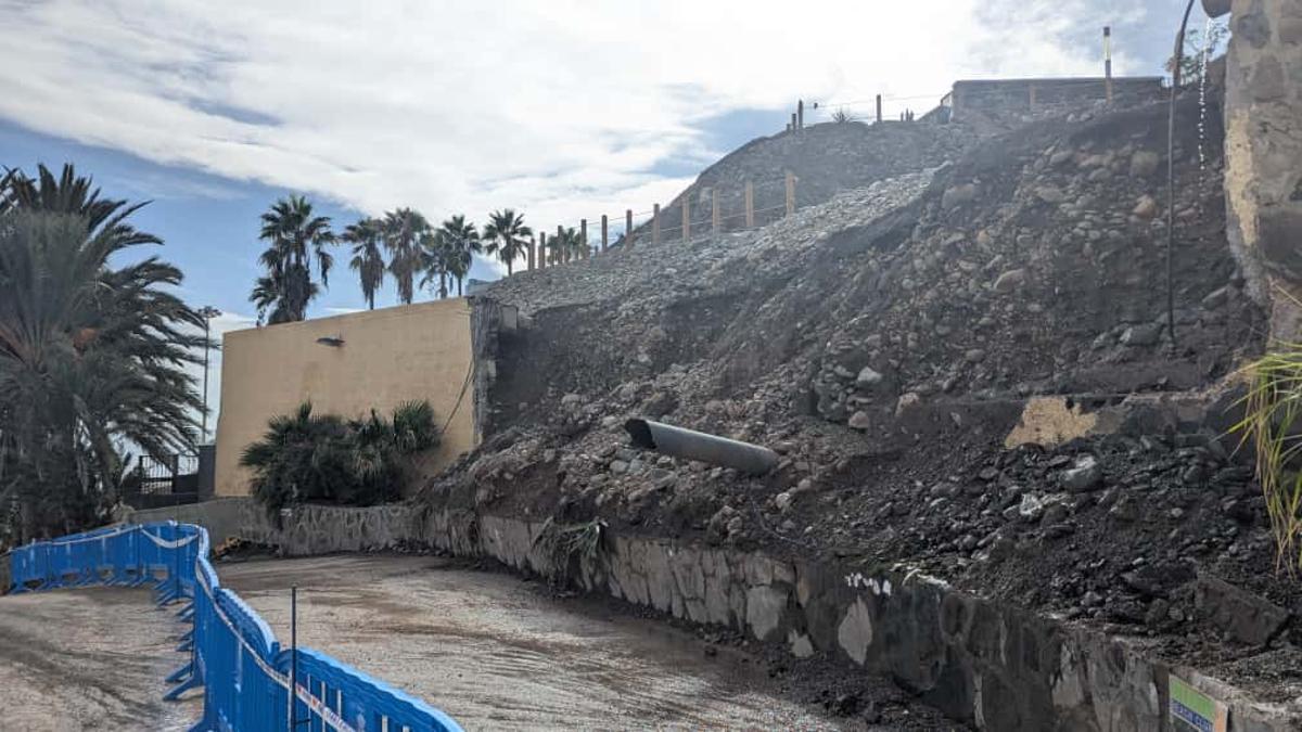 Se derrumba un muro en el centro comercial Anexo II, en Playa del Inglés