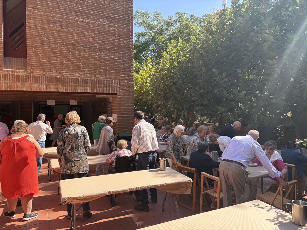 Fotogalería | Así se ha desarrollado la comida solidaria en la parroquia cacereña de Virgen de Guadalupe