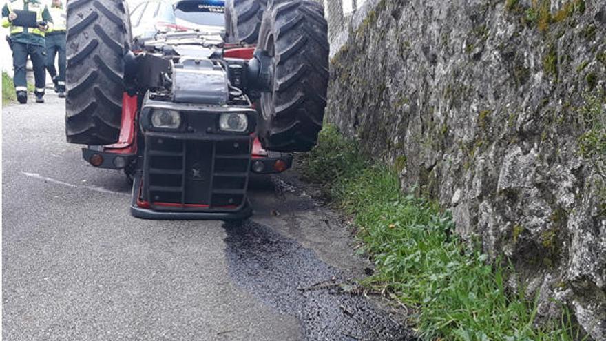 Tractor volcado en un accidente