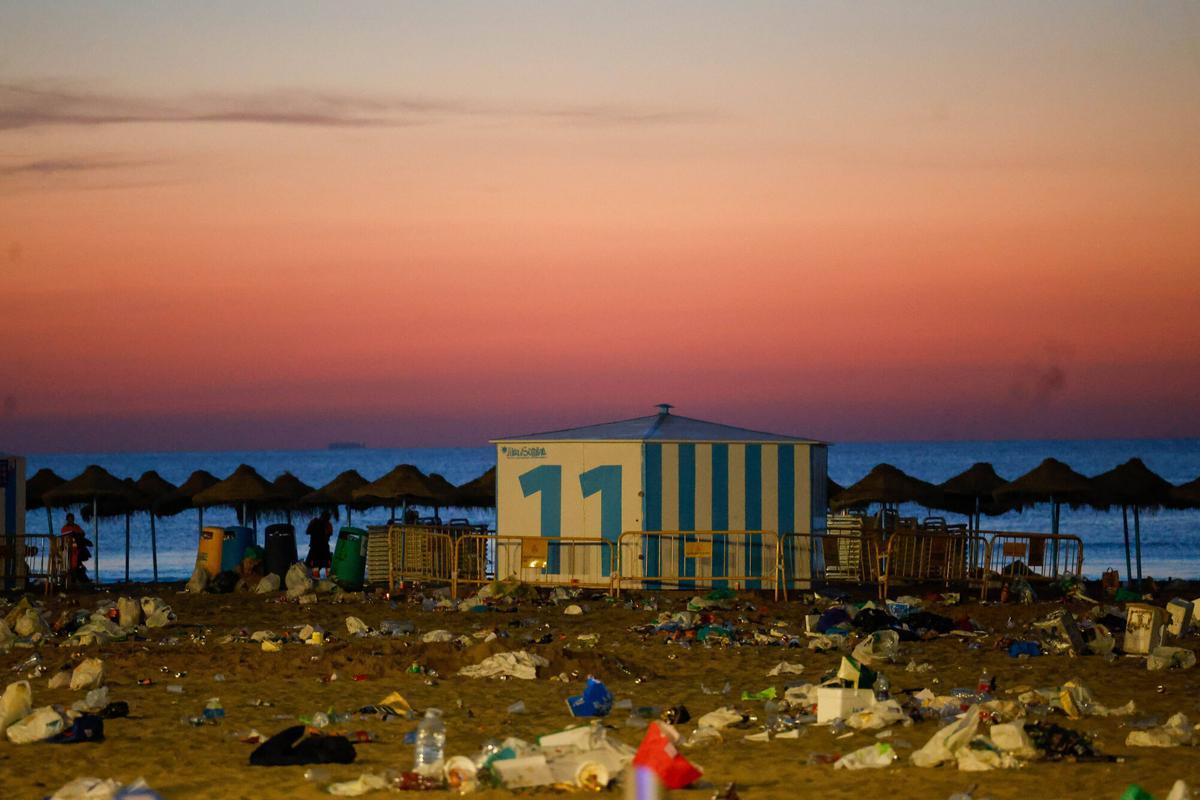 Valencia VLC limpieza y desalojo de la playa de la Malvarrosa tras la noche de San Juan