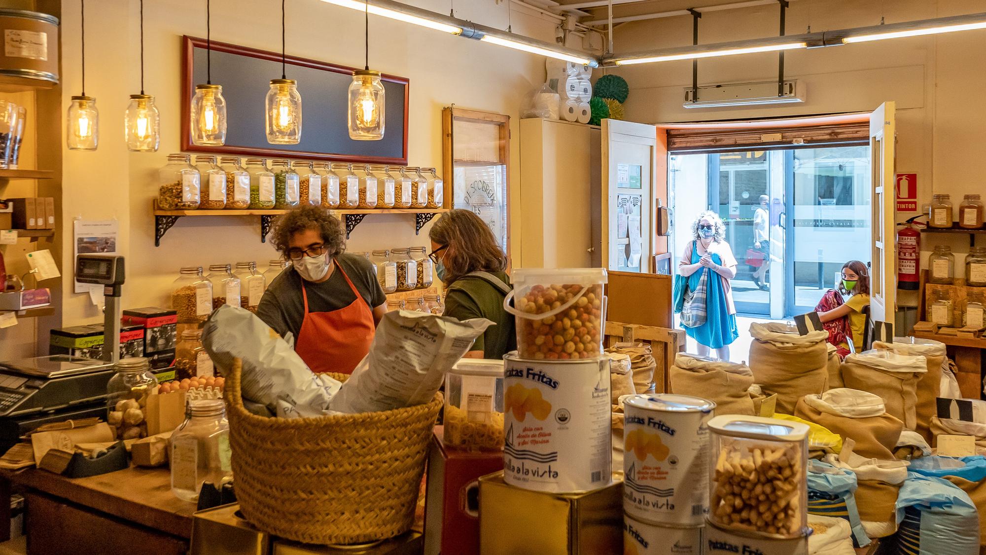 Barceloneses comprando en un comercio de barrio