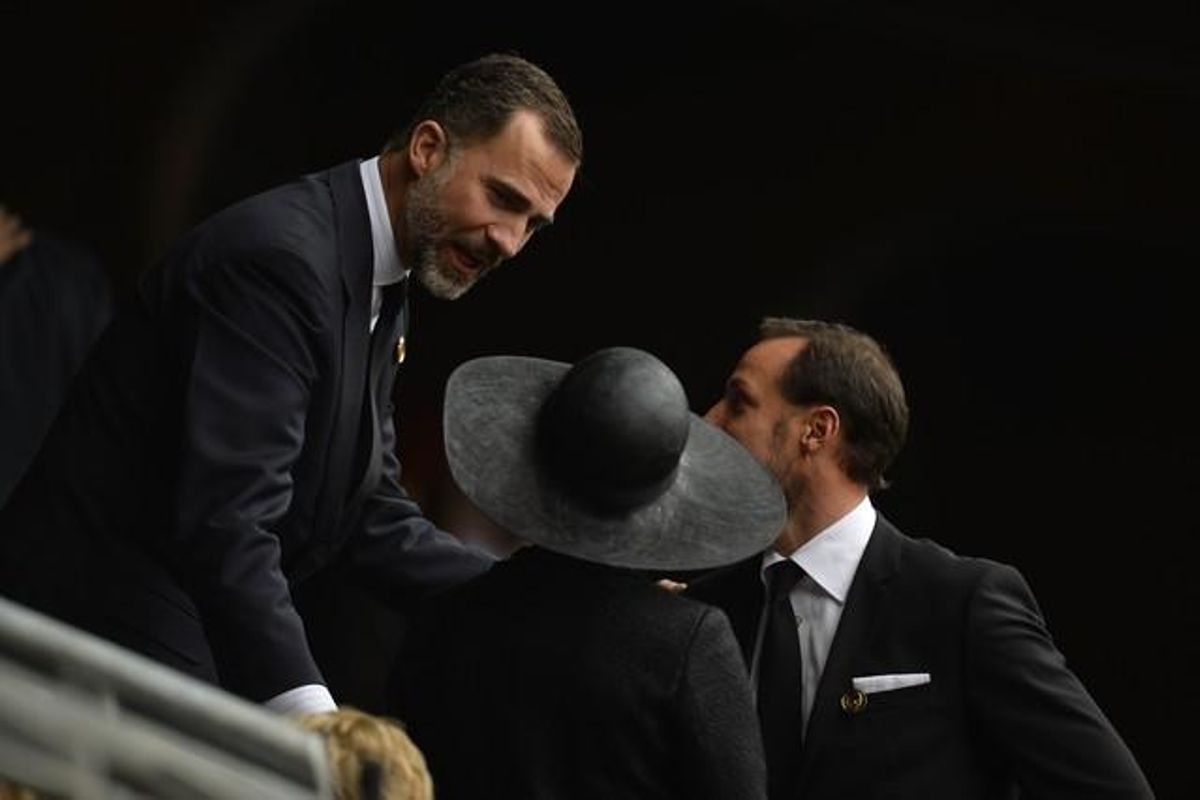 El príncep Felip, amb el príncep Haakon de Noruega i la princesa Victòria de Suècia, al funeral.