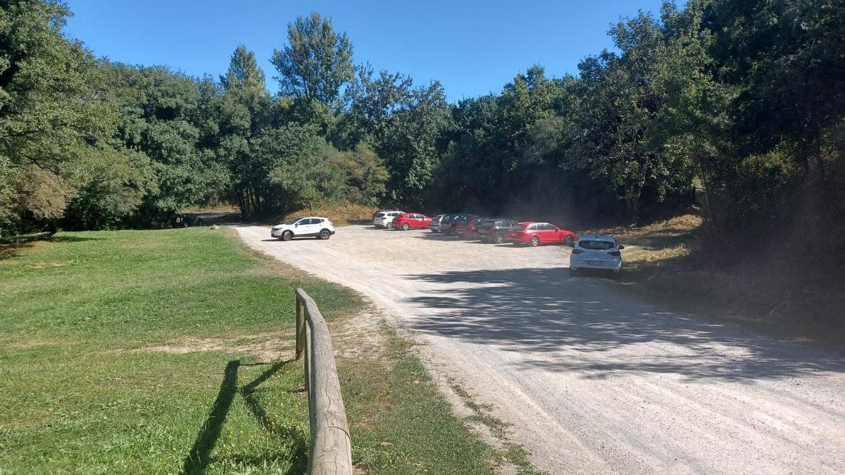 La zona de aparcamiento, disponible al fondo del área recreativa.