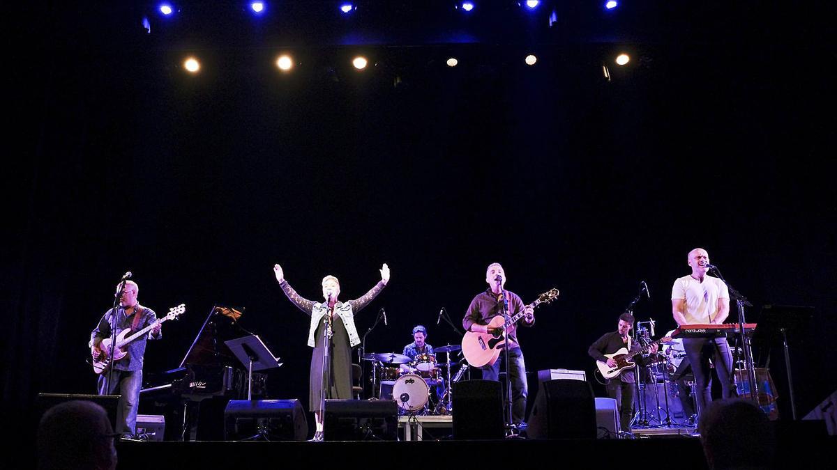 Fèlix Serra, Àfrica Pérez, Xarli Oliver, Jordi Ribot, Èric Sans i Xavier Serrano (rere seu, tapat, Josep Andreu Macau), en concert | ALEX GUERRERO