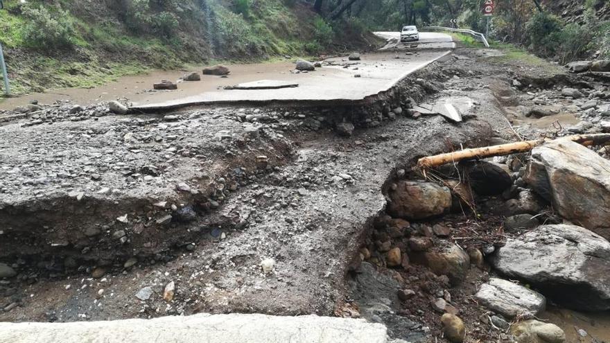 La imagen muestra el destrozo provocado en la carretera que lleva a Genalguacil.