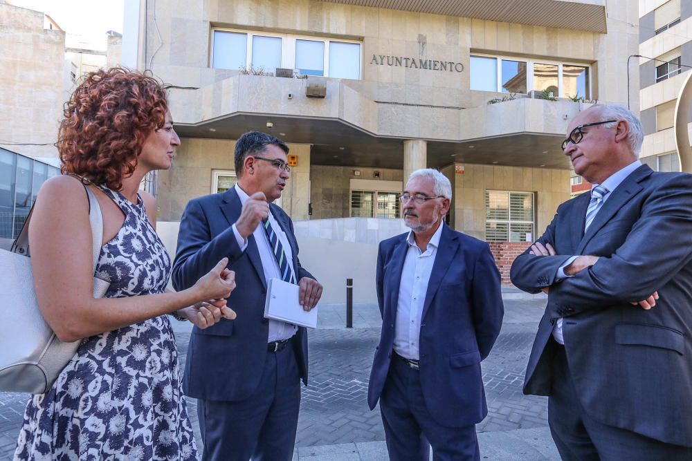 Visita del presidente de las Cortes Valencianas, Enric Morera, al Ayuntamiento de Torrevieja