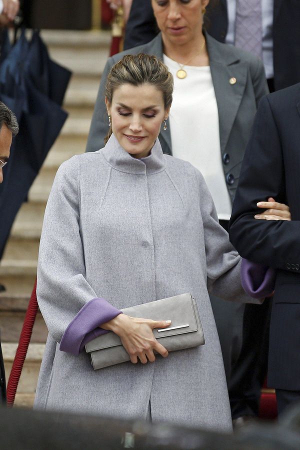 Letizia Ortiz en Portugal, con look de abrigo y vestido de Carolina Herrera