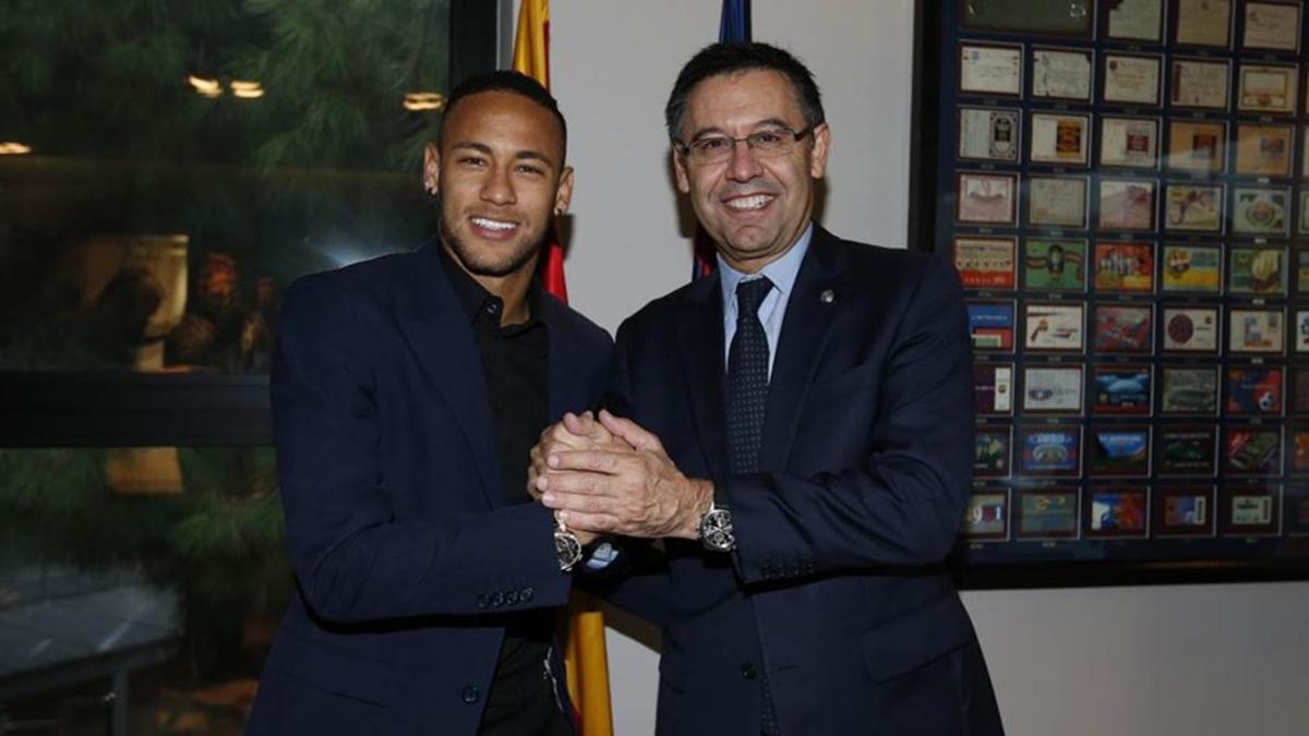 Neymar y el presidente Bartomeu, tras la firma de la ampliación de contrato.