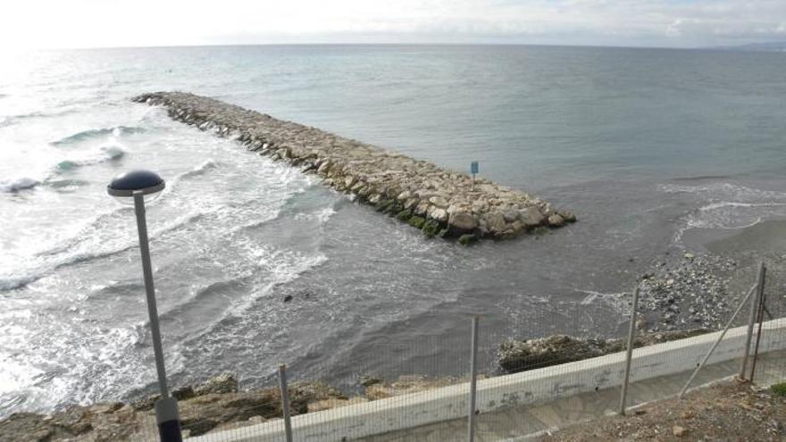 Imagen del primer espigón de la playa de Ferrara en Torrox, donde se construirá otro nuevo.