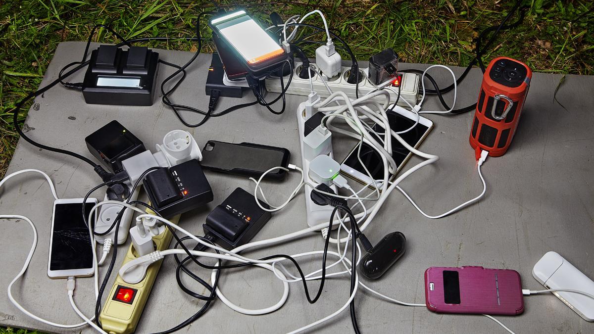 Distintos dispositivos electrónicos conectados a la corriente para cargarse.