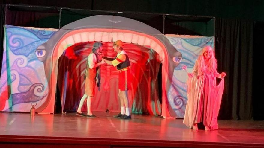 Pinocchio, una de las coloridas obras que Theatre4Schools representó para los niños y niñas de Ejea.  | SERVICIO ESPECIAL