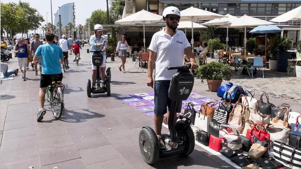 Colau prohibeix els segways i els patinets dús turístic en el centre històric