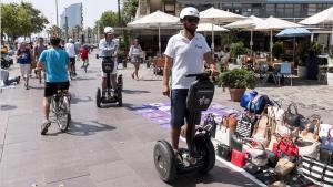 Barcelona prohibeix els ’segways’ i els patinets elèctrics d’ús turístic en el centre històric